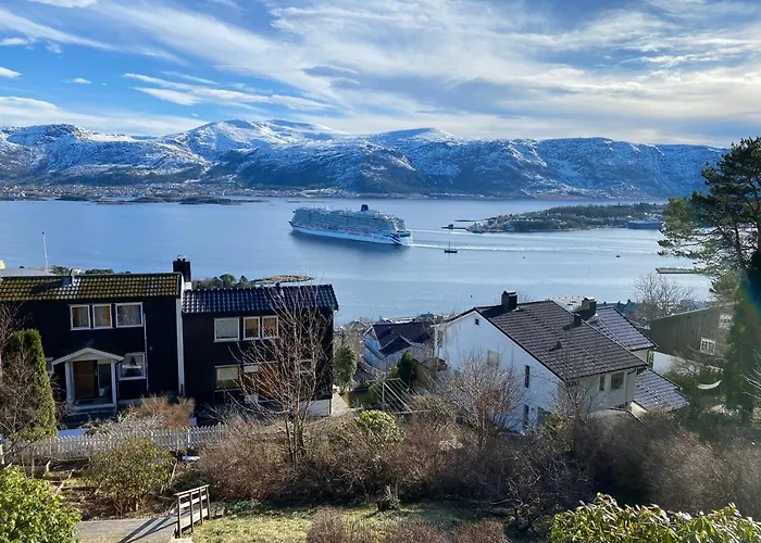 Great Place With A Stunning View Of The Mountains And The Fjord Apartamento *