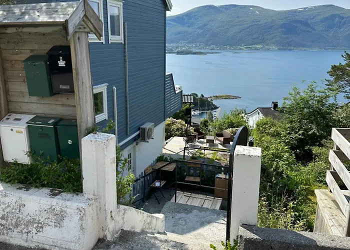 Great Place With A Stunning View Of The Mountains And The Fjord * 올레순